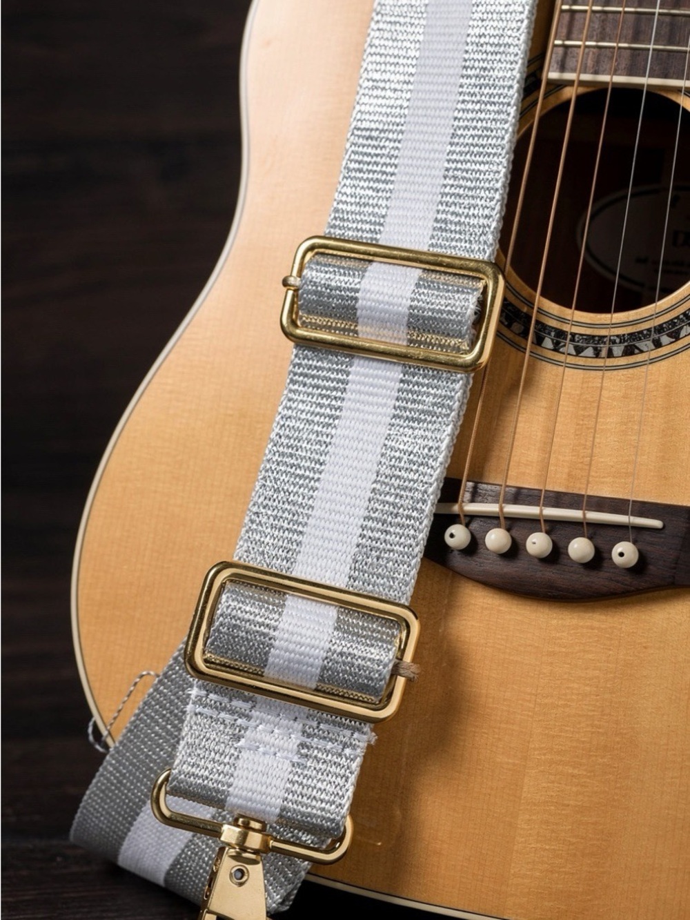 Adjustable Gray & White Guitar Strap with Gold Hardware